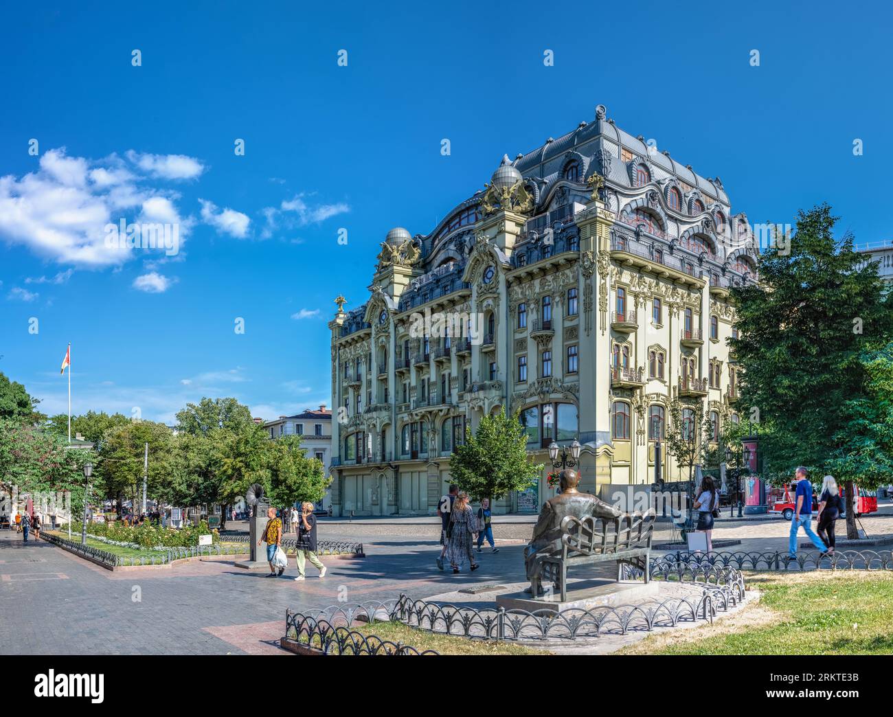 Odessa, Ukraine 09.07.2023. Historisches Gebäude des Bolshaya Moskovskaya Hotels an der Deribasovskaya Straße in Odessa, Ukraine, an einem sonnigen Sommertag Stockfoto