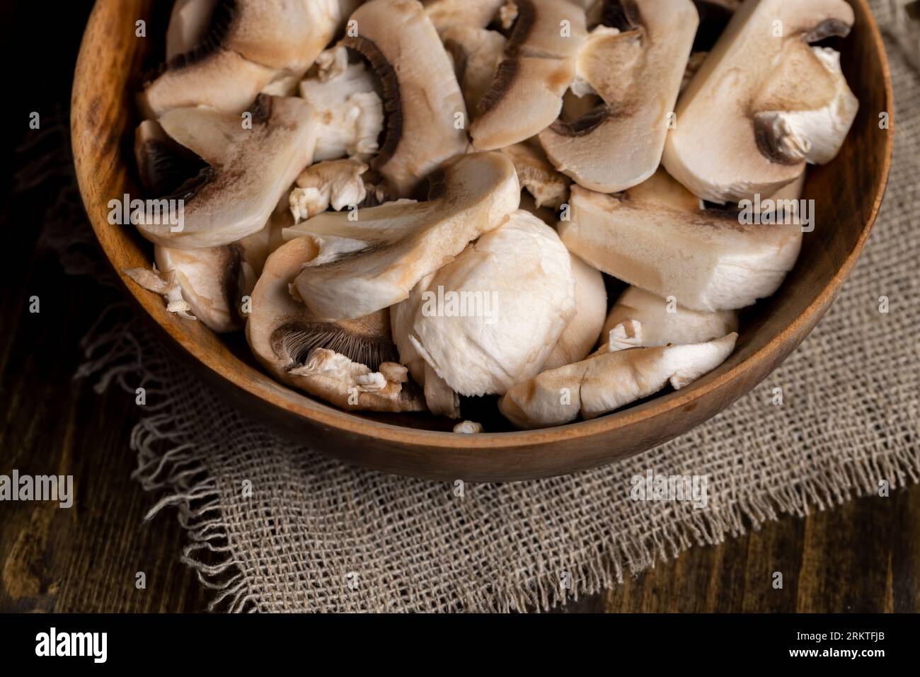 Geschälte, gewaschene und geschnittene Pilzchampignons während des Kochens, essbare und nahrhafte Pilze in Stücke geschnitten in einer Schüssel Stockfoto