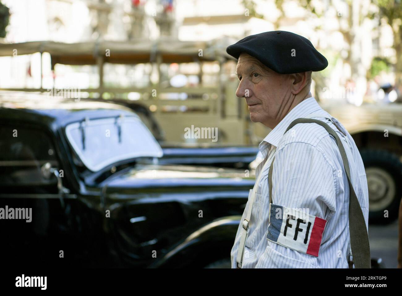 Avignon, Frankreich. 25. August 2023. Während des Zweiten Weltkriegs wird ein Mann in einer FFI-Uniform (Free French Forces) gesehen, eine Ausstellungsparade. Anlässlich des 79. Jahrestages der Befreiung Avignons in Frankreich während des Zweiten Weltkriegs wird vor dem Rathaus eine Ausstellung mit einer Reihe von militärischen und zivilen Fahrzeugen gezeigt. (Foto: Igor Ferreira/SOPA Images/SIPA USA) Credit: SIPA USA/Alamy Live News Stockfoto