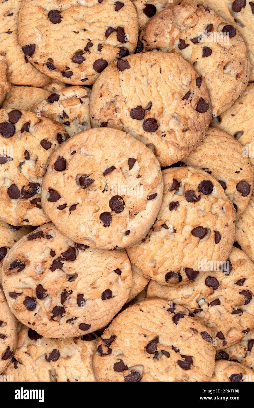 Chocolate Chip Cookies – Cookies werden oft mit Getränken wie Milch, Kaffee oder Tee serviert und manchmal auch getaucht, ein Ansatz, der mehr fla freisetzt Stockfoto Chocolate Chip Cookies – Cookies werden oft mit Getränken wie Milch, Kaffee oder Tee serviert und manchmal auch getaucht, ein Ansatz, der mehr fla freisetzt Stockfoto