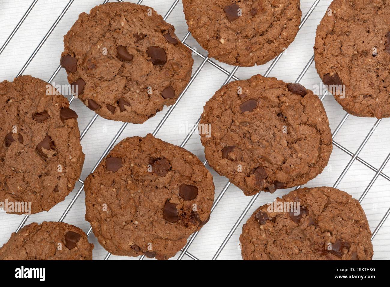Hausgemachte Schokoladenkekse – Cookies werden oft mit Getränken wie Milch, Kaffee oder Tee serviert. Stockfoto