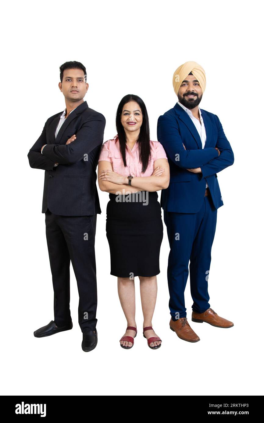 Gruppe positiver indischer Geschäftsleute, die Anzug tragen, die Querarme halten und die Kamera isoliert auf weißem Studiohintergrund betrachten. Unternehmenskonzept. Stockfoto