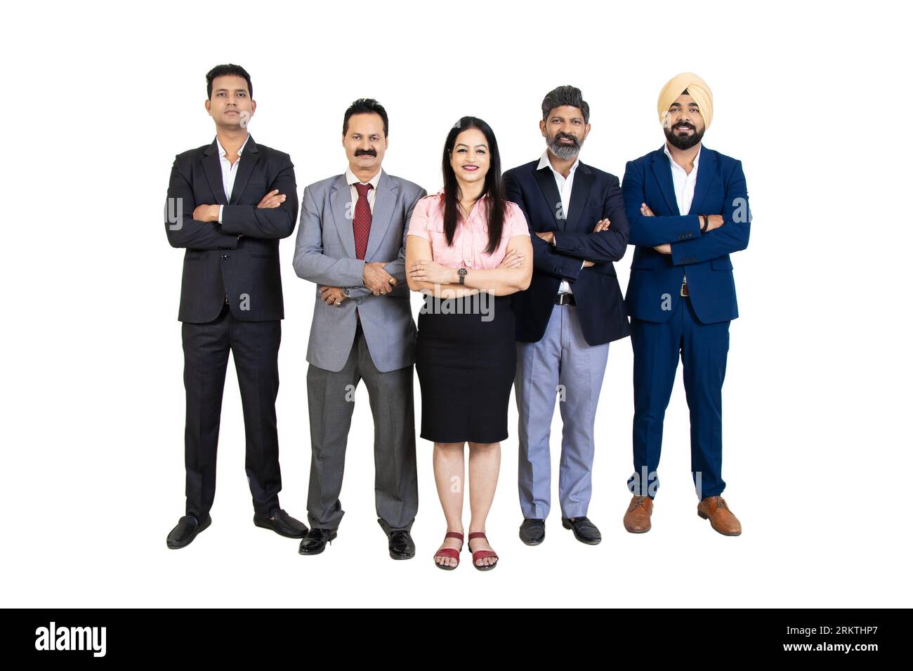 Gruppe positiver indischer Geschäftsleute, die einen Anzug tragen, der mit Querarmen steht und die Kamera mit einem Lächeln auf weißem Studiohintergrund betrachtet. Unternehmen Stockfoto
