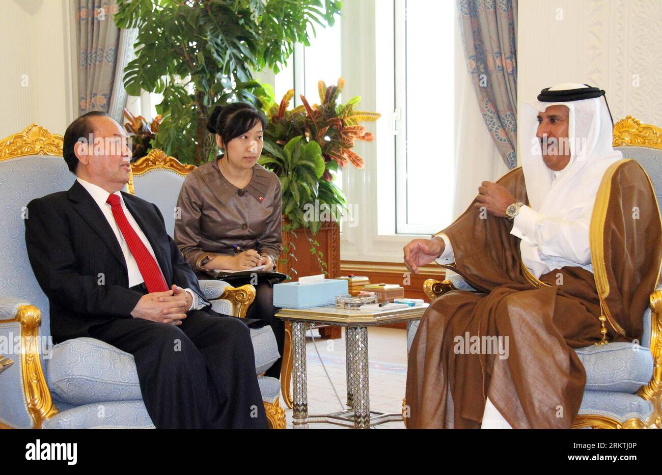 Bildnummer: 58489420 Datum: 18.09.2012 Copyright: imago/Xinhua (120918) -- DOHA, 18. September 2012 (Xinhua) -- der katarische Premierminister und Außenminister Scheich Hamad bin Jassim al-Thani (R) trifft sich am 18. September 2012 in Doha, Katar, mit Ismail Tiliwaldi (L), dem stellvertretenden Vorsitzenden des Ständigen Ausschusses des Nationalen Volkskongresses Chinas (NPC). (Xinhua/Yang Yuanyong) QATAR-CHINA-ISMAIL TILIWALDI-VISIT PUBLICATIONxNOTxINxCHN People Politik x0x xmb 2012 quer 58489420 Datum 18 09 2012 Copyright Imago XINHUA Doha 18. September 2012 XINHUA Qatari Premierminister und Außenminister Scheich Hamad am Jassim Stockfoto
