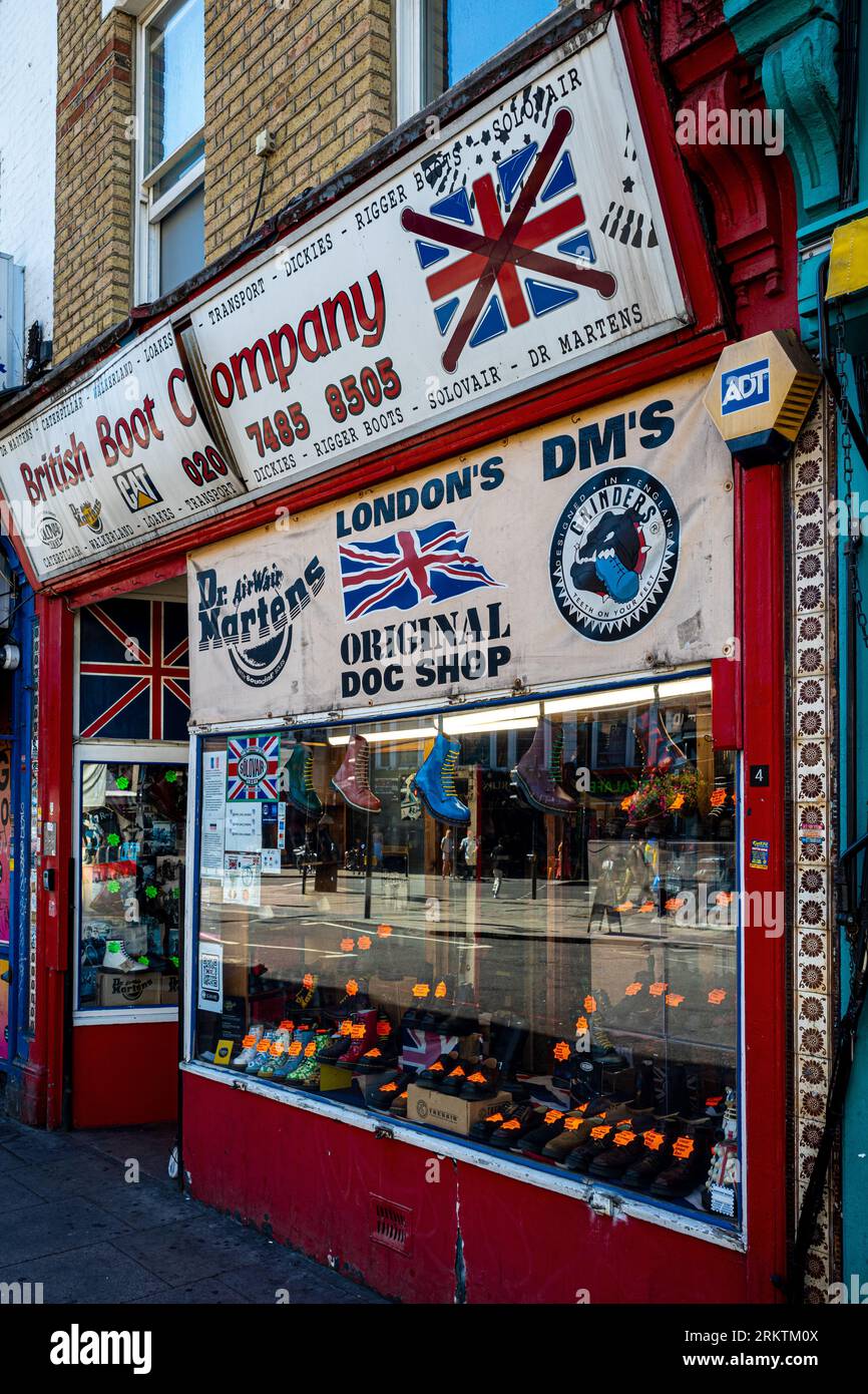 Der British Boot Company Store in Camden London. 1851 als Holts gegründet, wurde es in den 1980er Jahren zur British Boot Company, die sich auf britische Marken spezialisiert hat. Stockfoto