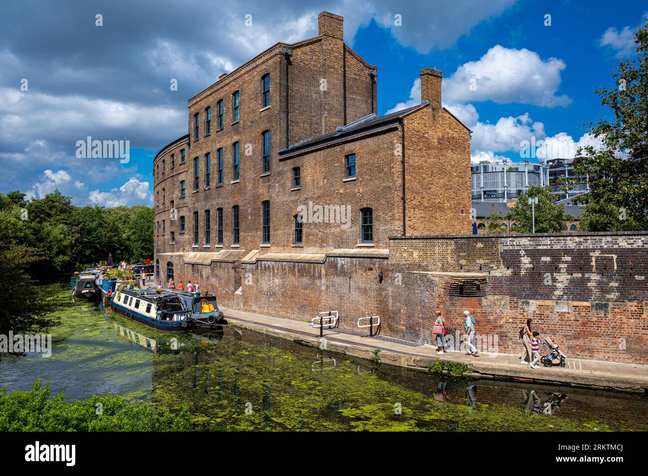 Regents Canal Granary Square Kings Cross London - Neuentwicklung der historischen Gebäude am Kanal bei Coal Drops Yard King's Cross, London Stockfoto