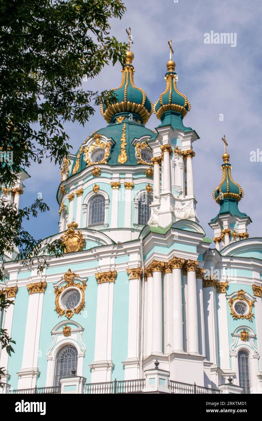 St. Die Andreaskirche ist eine orthodoxe Kirche in Kiew, die im Namen des Apostels Andreas des Erstberufenen geweiht wurde. Stockfoto