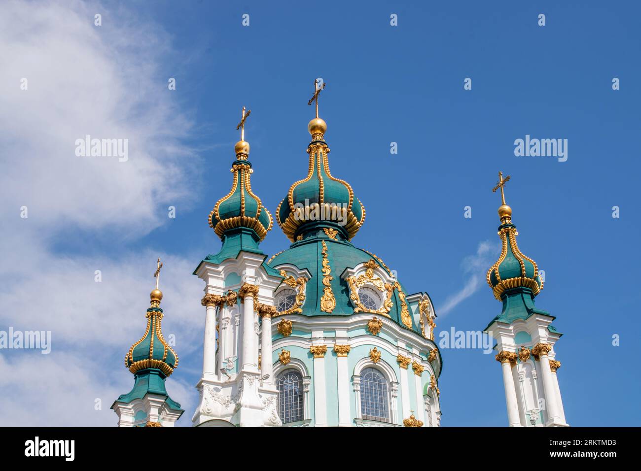 St. Die Andreaskirche ist eine orthodoxe Kirche in Kiew, die im Namen des Apostels Andreas des Erstberufenen geweiht wurde. Stockfoto