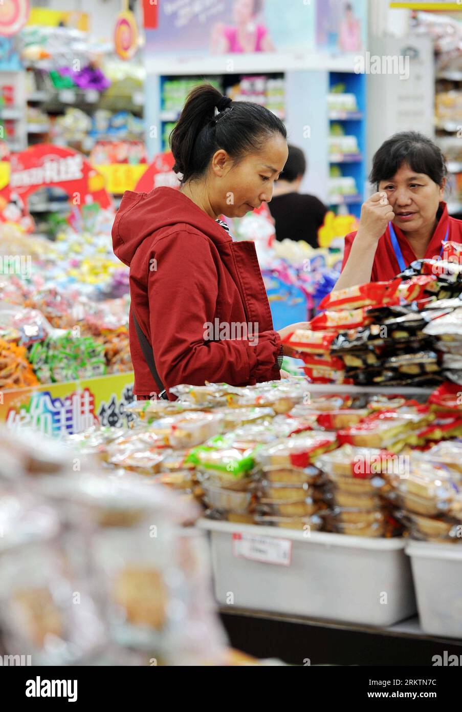 Bildnummer: 58518953 Datum: 25.09.2012 Copyright: imago/XINHUA YINCHUAN, 25. September 2012 - Bürger kaufen Mondkuchen in einem Supermarkt in Yinchuan, der Hauptstadt der autonomen Region Ningxia Hui im Nordwesten Chinas, 25. September 2012. Während das Mid-Autumn Festival naht, haben lokale Mooncakes bei den Bürgern in Yinchuan an Popularität gewonnen. Das Mid-Autumn Festival, das dieses Jahr am 30. September stattfinden wird, ist ein traditionelles chinesisches Festival, bei dem Familientreffen und Mondkuchen stattfinden. (Xinhua/Peng Zhaozhi) (zc) CHINA-NINGXIA-YINCHUAN-MOONCAKES (CN) PUBLICATIONxNOTxINxCHN Wirtschaft E Stockfoto