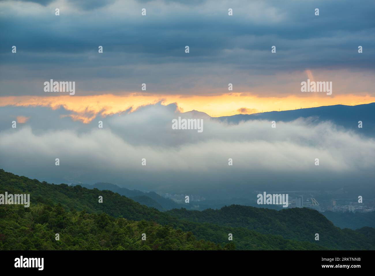 Himmlische Strahlkraft: Krepuskuläre Strahlen, die die dynamische Wolkenlandschaft erleuchten. Die Wufenshan Weather Radar Station steht auf dem Gipfel des Berges. Taiwa Stockfoto