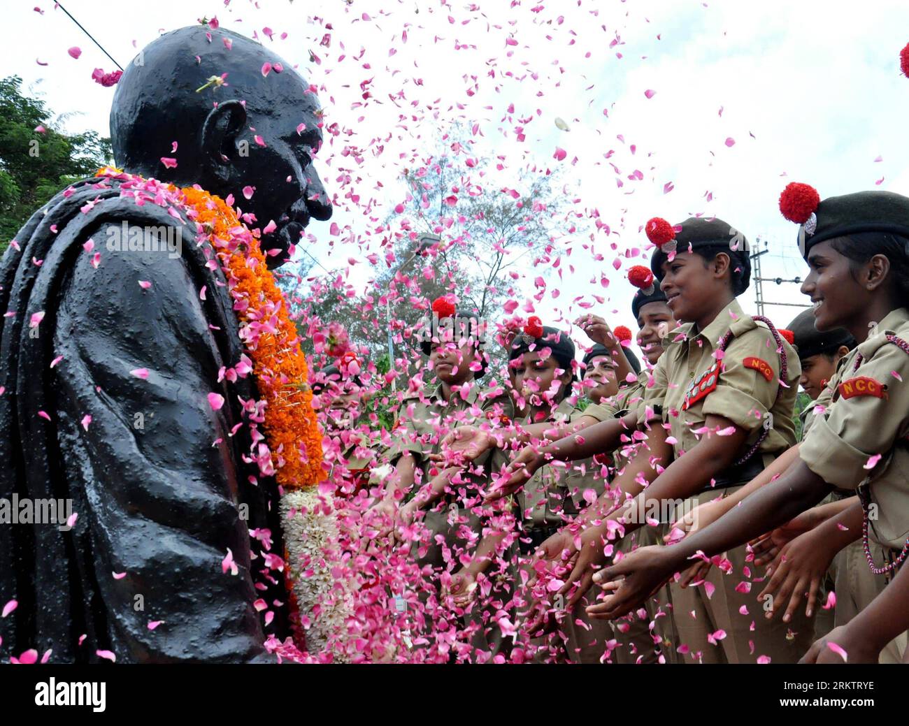 Bildnummer: 58543452 Datum: 02.10.2012 Copyright: imago/Xinhua (121002) -- KOCHI, 2. Oktober 2012 (Xinhua) -- Studenten der indischen Nationalkadettenzucht (NCC) zollen einer Statue von Mahatma Gandhi anlässlich seines 143. Geburtstags in Rajghat in Kochi von Kerala, Indien, am 2. Oktober 2012 ihren Tribut. (Xinhua/Stringer) (syq) INDIA-KOCHI-MAHATMA GANDHI-JUBILÄUM PUBLICATIONxNOTxINxCHN Gesellschaft Militär Geburtstag Gedenken x0x xac 2012 quer Aufmacher Premiere 58543452 Datum 02 10 2012 Copyright Imago XINHUA Kochi OCT 2 2012 XINHUA Indian National Cadet Crop NCC Studenten zollen Tribut Stockfoto