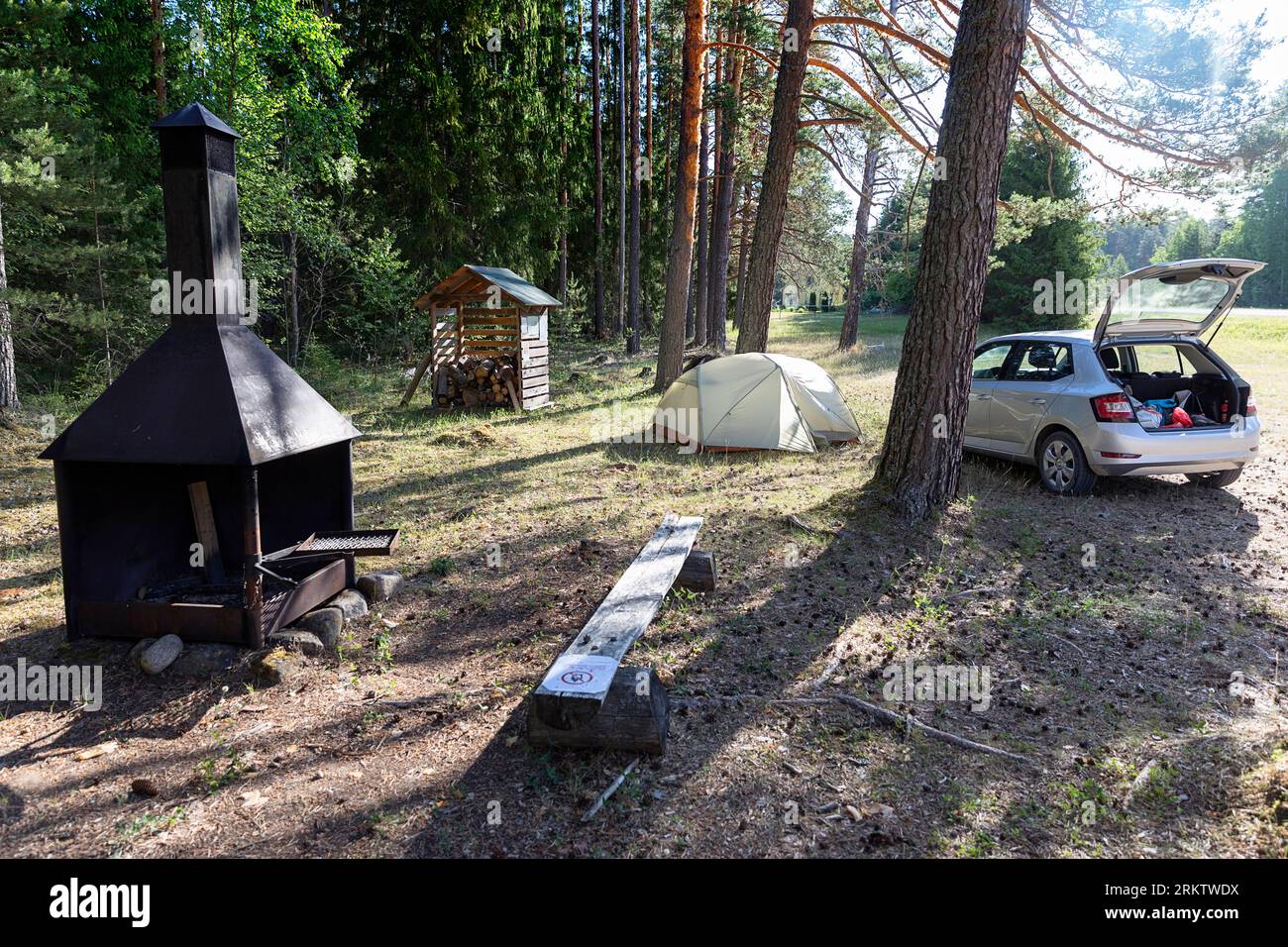 Wunderschönes Rmk-Kamspite im Wald im Südosten Estlands, Tourist auf einem Roadtrip mit einem Zelt, der den Sommertag genießt Stockfoto