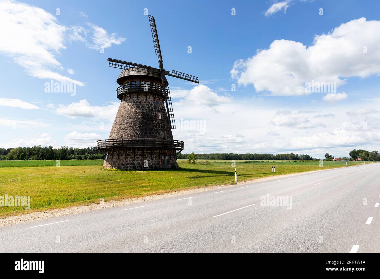 Schöne Windmühle in der Nähe der Hauptstraße an einem sonnigen Sommertag in der Nähe der Hauptstraße im Südosten Estlands Stockfoto