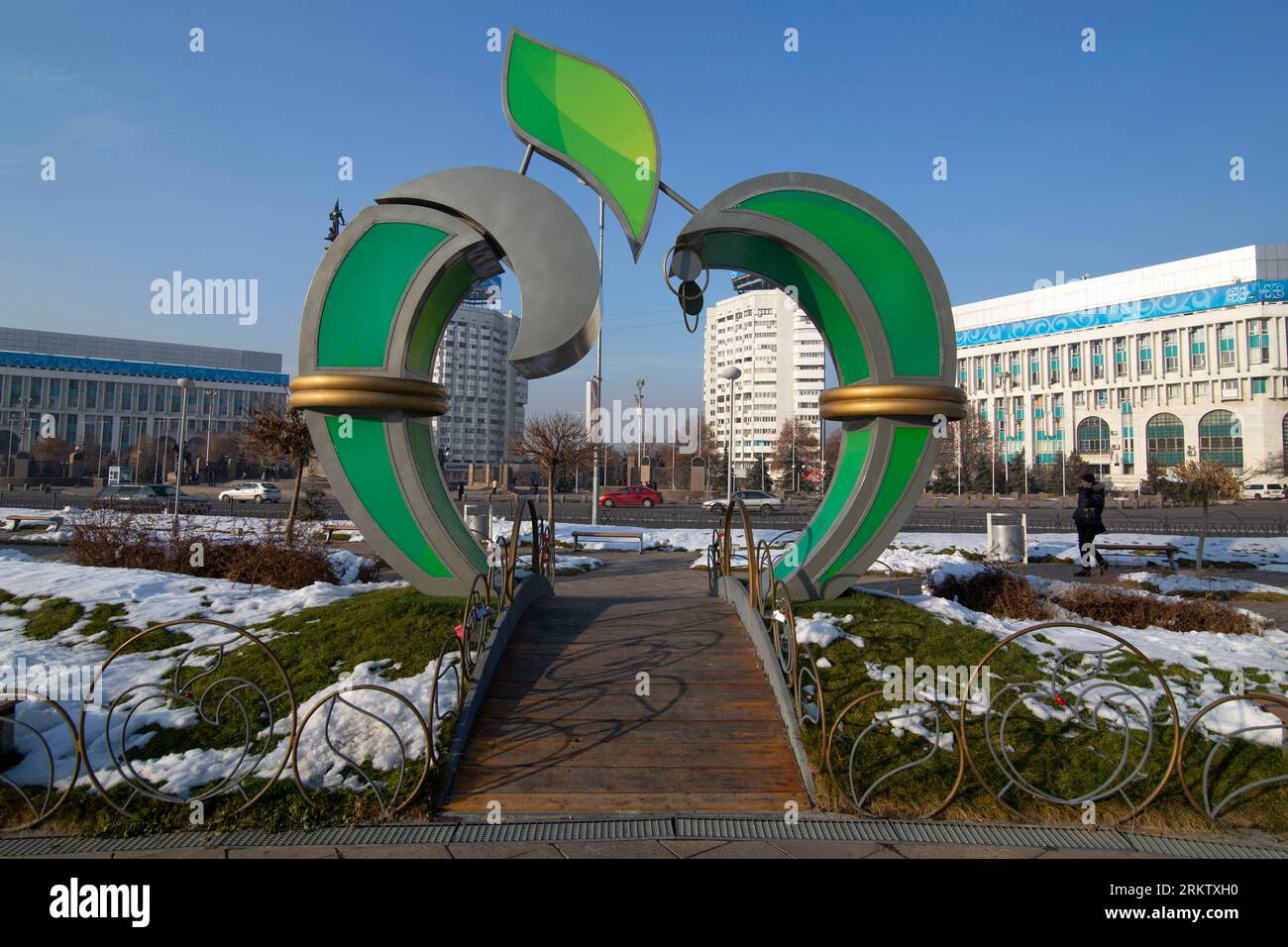 Grüne Apfelstatue in Almaty Kasachstan im Winter 2013 mit leichter Schneedecke im Stadtzentrum Stockfoto