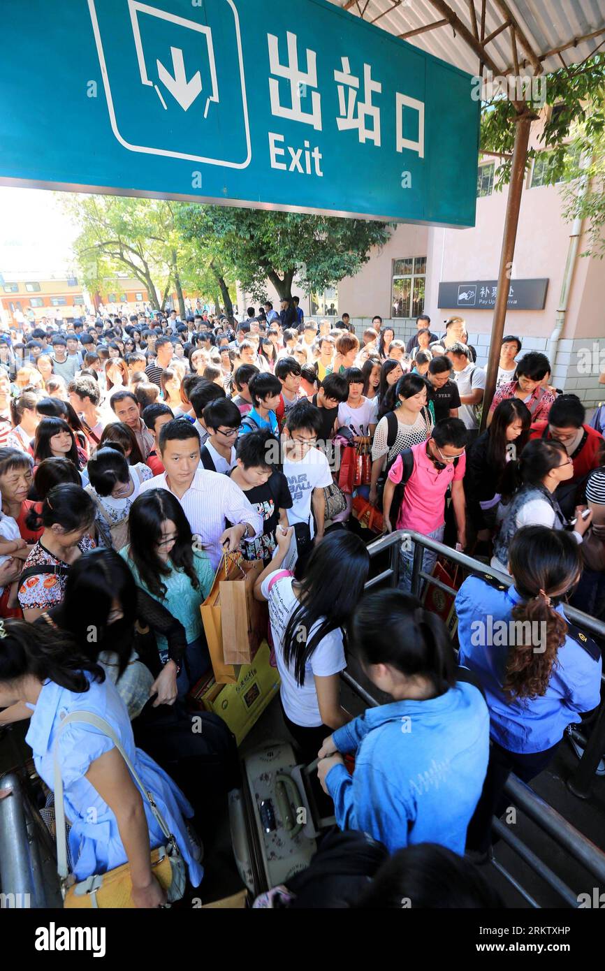 Bildnummer: 58564432 Datum: 08.10.2012 Copyright: imago/Xinhua (121008) -- LIUZHOU, 8. Oktober 2012 (Xinhua) -- Touristen-Linie zum Ausgang des Bahnhofs im Kreis Rong an, südchinesische autonome Region Guangxi Zhuang, 30. September 2012. Statistiken zufolge nahmen Besucher mit rund 60,95 Millionen Personenzeiten während des achttägigen Nationalfeiertags Züge, 9,4 % mehr als im Vorjahreszeitraum. (Xinhua/Tan Kaixing) (zc) CHINA-HOLIDAY-TRAVEL PEAK (CN) PUBLICATIONxNOTxINxCHN Gesellschaft Verkehr Bahnhof Zug Bahn Passagiere x0x xmb 2012 hoch 58564432 Datum 08 10 2012 Copyright Imago XINHUA Stockfoto