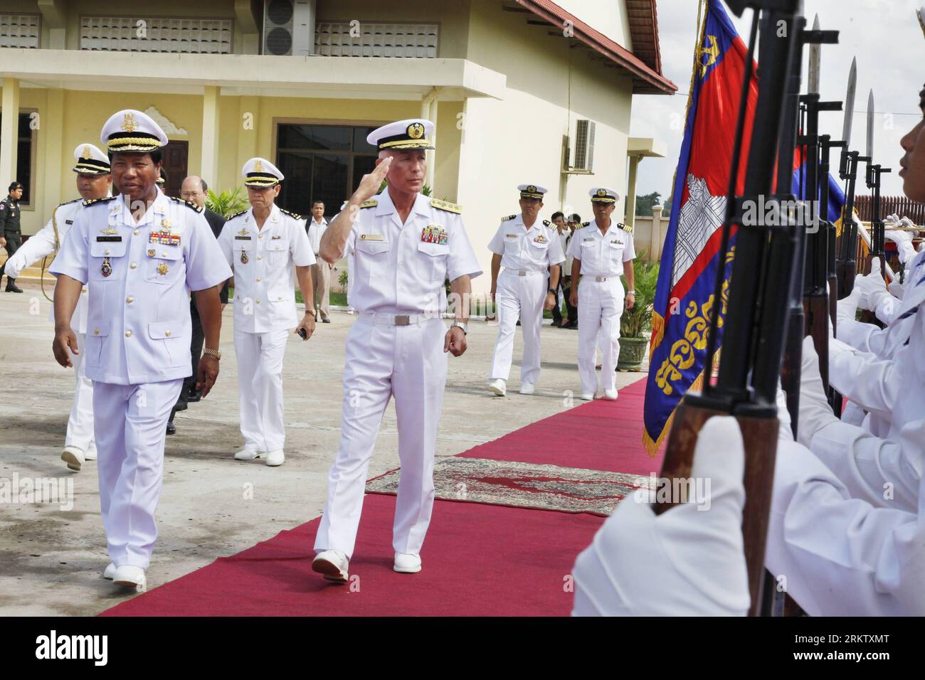 Bildnummer: 58564466 Datum: 08.10.2012 Copyright: imago/Xinhua (121008) -- PHNOM PENH, 8. Oktober 2012 (Xinhua) -- der Befehlshaber der kambodschanischen Royal Navy, Admiral Tea Vinh (1. L, Front) und der Besuch von Konteradmiral Hidetoshi Fuchinoue, dem Befehlshaber der japanischen Trainingsgeschwader (2. L, Front), inspizieren die Ehrenwachen im kambodschanischen Royal Navy Headquarters in Phnom Penh, Kambodscha, 8. Oktober 2012. (Xinhua/Phearum) KAMBODSCHA-JAPAN-MARINE-BEAMTE-TREFFEN PUBLICATIONxNOTxINxCHN People Militär x0x xmb 2012 quer 58564466 Datum 08 10 2012 Copyright Imago XINHUA Phnom Penh OCT 8 2012 XINHUA Cambodian Royal Navy S com Stockfoto