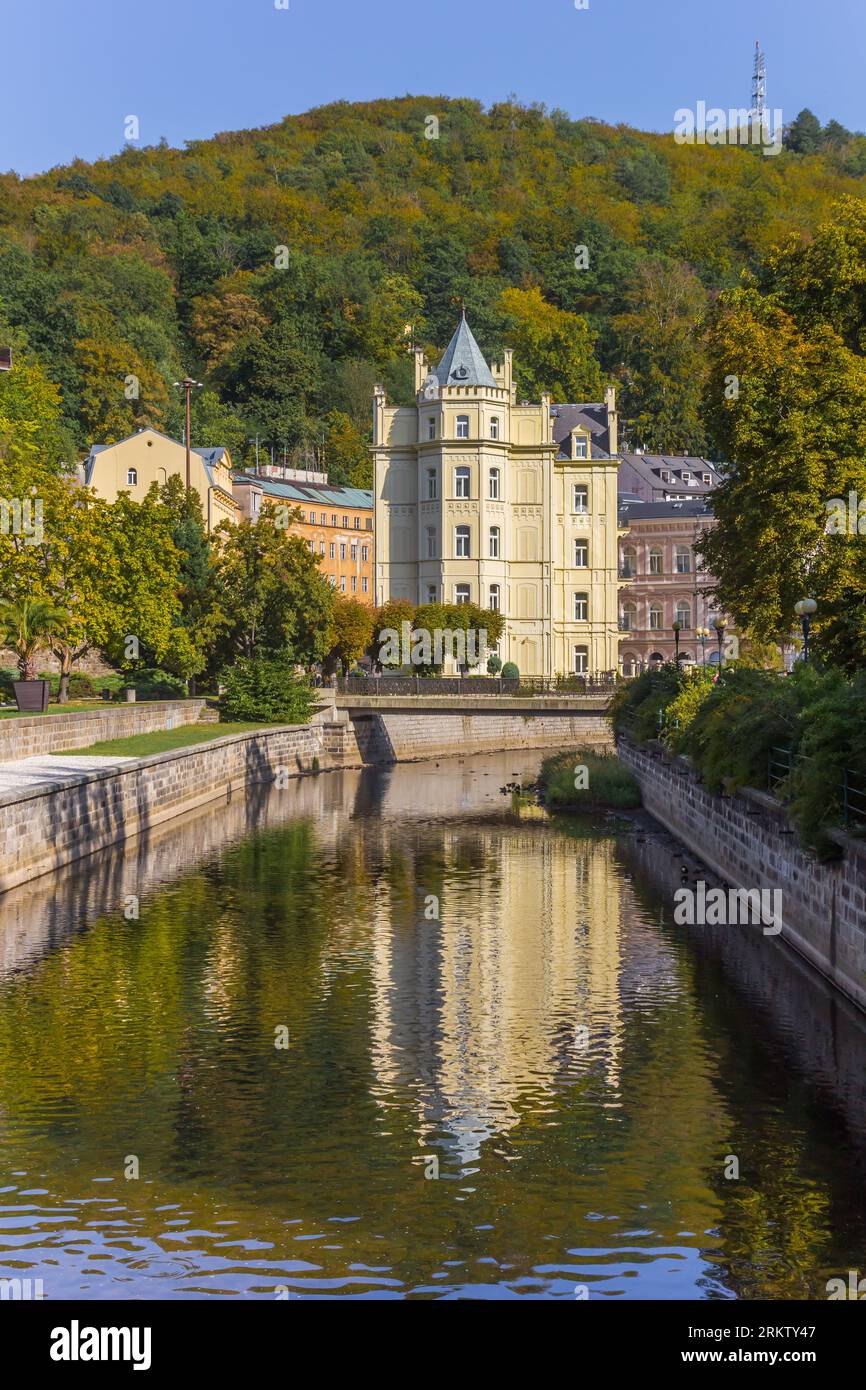 Historische Gebäude am Fuße der Hügel in Herbstfarben in Karlsbad, Tschechische Republik Stockfoto