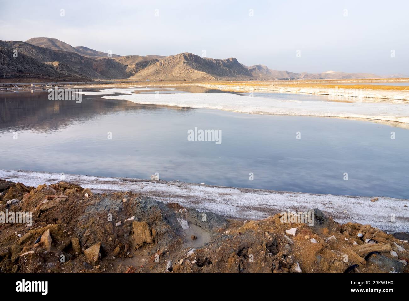 Hypersalted Lagune am Ufer der Straße von Hormus, Iran. Ablagerungen von nativem Salz sind sichtbar Stockfoto