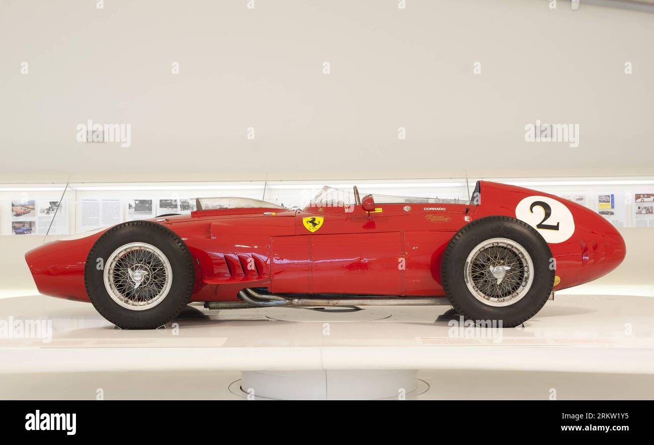 Bildnummer: 58593731 Datum: 15.10.2012 Copyright: imago/Xinhua (121015) -- MODENA(ITALIEN), 15. Oktober 2012 (Xinhua) -- ein Ferrari-Oldtimer wird auf der Ausstellung Great Challenges Ferrari-Maserati, die dem Wettbewerb zwischen den beiden großen Namen im italienischen Autorennen gewidmet ist, im Museo Casa Enzo Ferrari in Modena, Norditalien, am 15. Oktober 2012 ausgestellt. (Xinhua) ITALIEN-MODENA-FERRARI-MASERATI-OLDTIMER-AUSSTELLUNG PUBLICATIONxNOTxINxCHN Kultur Fahrzeug Oldtimer Auto Objekte Ausstellung xas x0x 2012 quer 58593731 Datum 15 10 2012 Copyright Imago XINHUA Modena Italien OCT 15 2012 Stockfoto