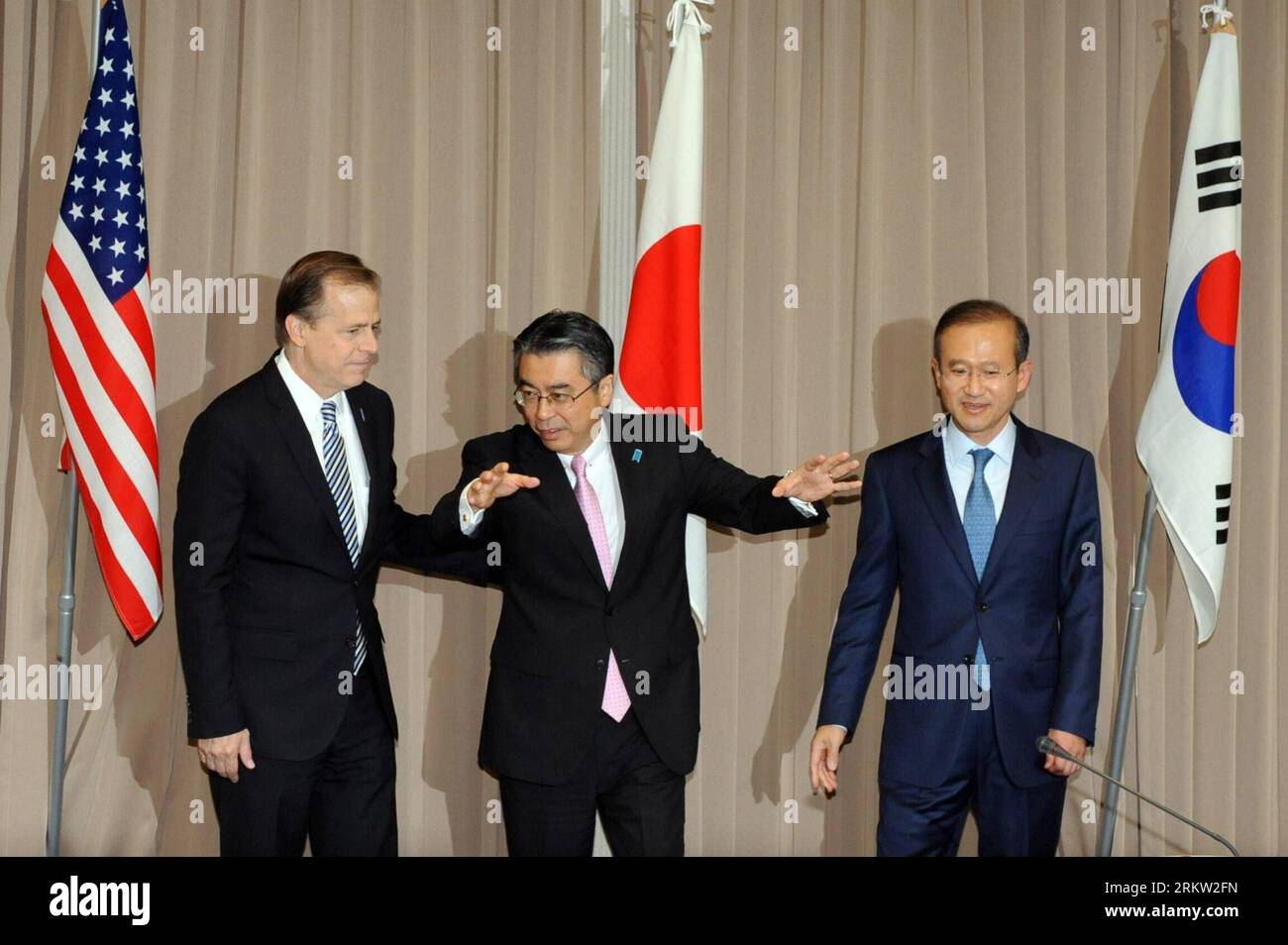 Bildnummer: 58599361 Datum: 17.10.2012 Copyright: imago/Xinhua (121017) -- TOKIO, 17. Oktober 2012 (Xinhua) -- Shinsuke Sugiyama (C), Generaldirektorin für asiatische und ozeanische Angelegenheiten des japanischen Außenministeriums, Gesten an Glyn Davies (L), US-Sonderbeauftragte für die Politik der Demokratischen Volksrepublik Korea (DVRK), und Südkoreas Chefunterhändler im Nuklearbereich, Lim Sung-nam, vor dem trilateralen Dialog in Tokio, Japan, am 17. Oktober 2012. Beamte aus den Vereinigten Staaten, Japan und Südkorea trafen sich am Mittwoch in Tokio zu Fragen der Demokratischen Volksrepublik Korea (D) Stockfoto