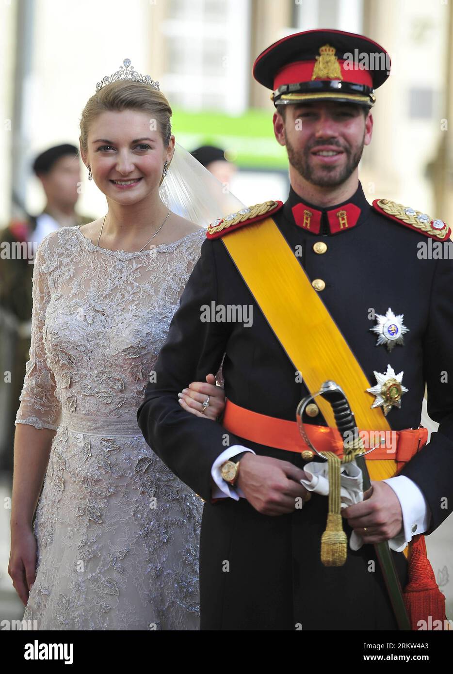 121020 -- LUXEMBURG, 20. Oktober 2012 Xinhua -- Luxemburgs Erbgroßherzog Guillaume und seine Frau Prinzessin Stephanie, Erbgroßherzogin von Luxemburg, verlassen die Kathedrale Notre-Dame nach ihrem religiösen Hochzeitsgottesdienst in Luxemburg, 20. Oktober 2012. Xinhua/YE Pingfan LUXEMBOURG-BELGIUM-ROYALS-RELIGIOUS WEDDING PUBLICATIONxNOTxINxCHN Stockfoto