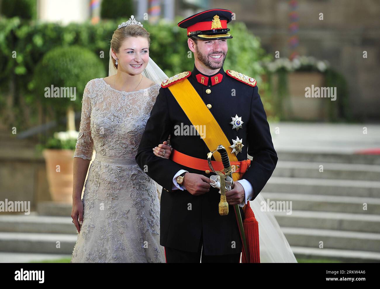 121020 -- LUXEMBURG, 20. Oktober 2012 Xinhua -- Luxemburgs Erbgroßherzog Guillaume und seine Frau Prinzessin Stephanie, Erbgroßherzogin von Luxemburg, verlassen die Kathedrale Notre-Dame nach ihrem religiösen Hochzeitsgottesdienst in Luxemburg, 20. Oktober 2012. Xinhua/YE Pingfan LUXEMBOURG-BELGIUM-ROYALS-RELIGIOUS WEDDING PUBLICATIONxNOTxINxCHN Stockfoto