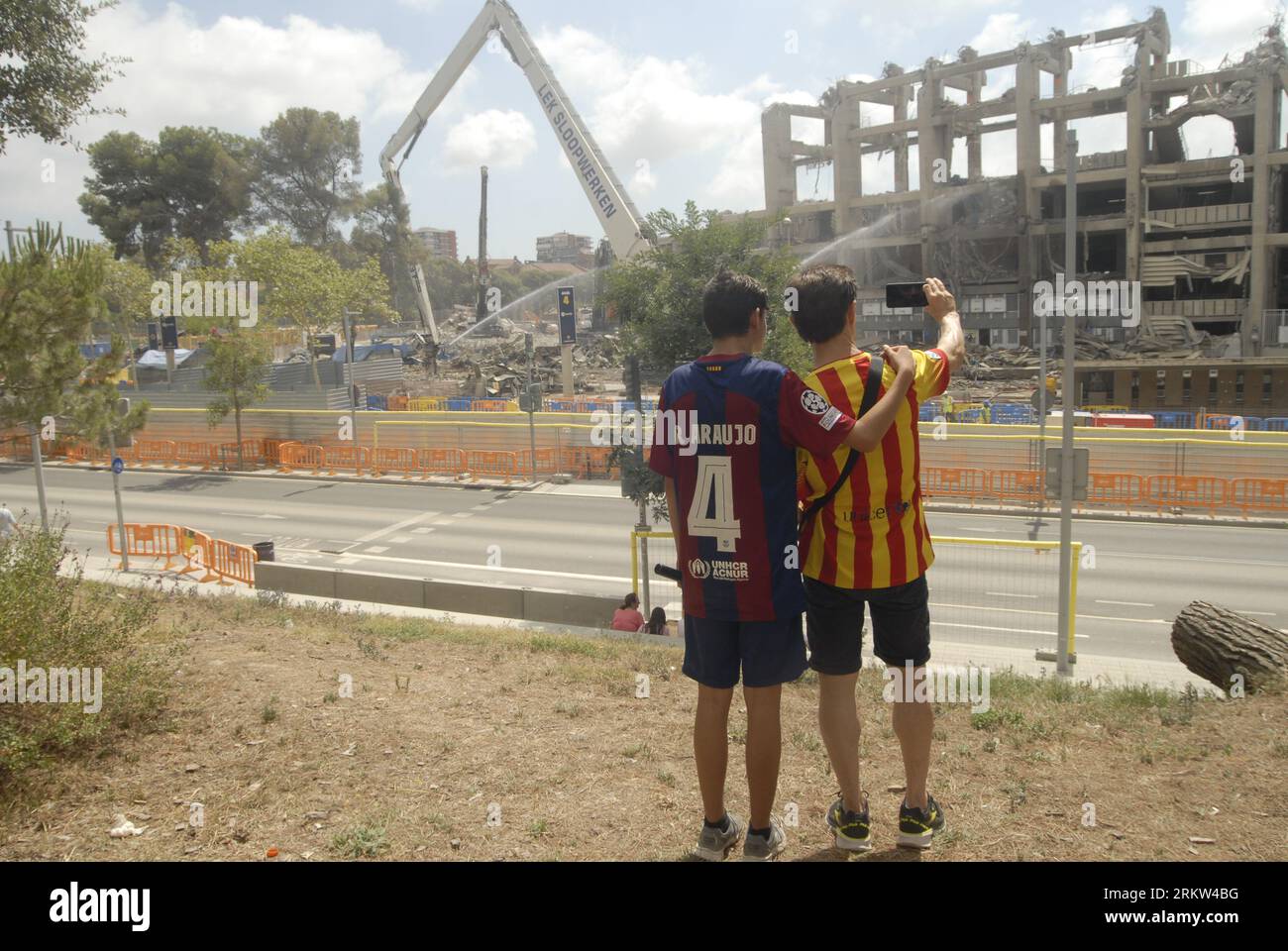 Vater und Sohn besuchen Spotify Camp Nou Abriss Stockfoto