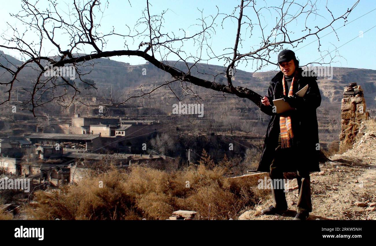 Bildnummer: 58621336 Datum: 07.12.2010 Copyright: imago/Xinhua (121023) -- PEKING, 23. Oktober 2012 (Xinhua) -- Li bin Sketches in Qikou Old Township of North China s Shanxi Province, 7. Dezember 2010. Li bin ist nicht nur Künstler, sondern auch Ästhetik-Gelehrter. Er liest und schreibt gern. Seiner Meinung nach hängt der Erfolg eines Künstlers weitgehend vom Lesen ab. Lesen hilft, ihre kognitive Leistung im täglichen Leben, in der traditionellen chinesischen Kultur und in sich selbst zu verbessern, sagte Li, Schöpfung ist eine natürliche Sache, wenn man solche kognitive Leistung besitzt und sie in künstlerischen Sprachen zeigt. Im Jahr 1985 Stockfoto