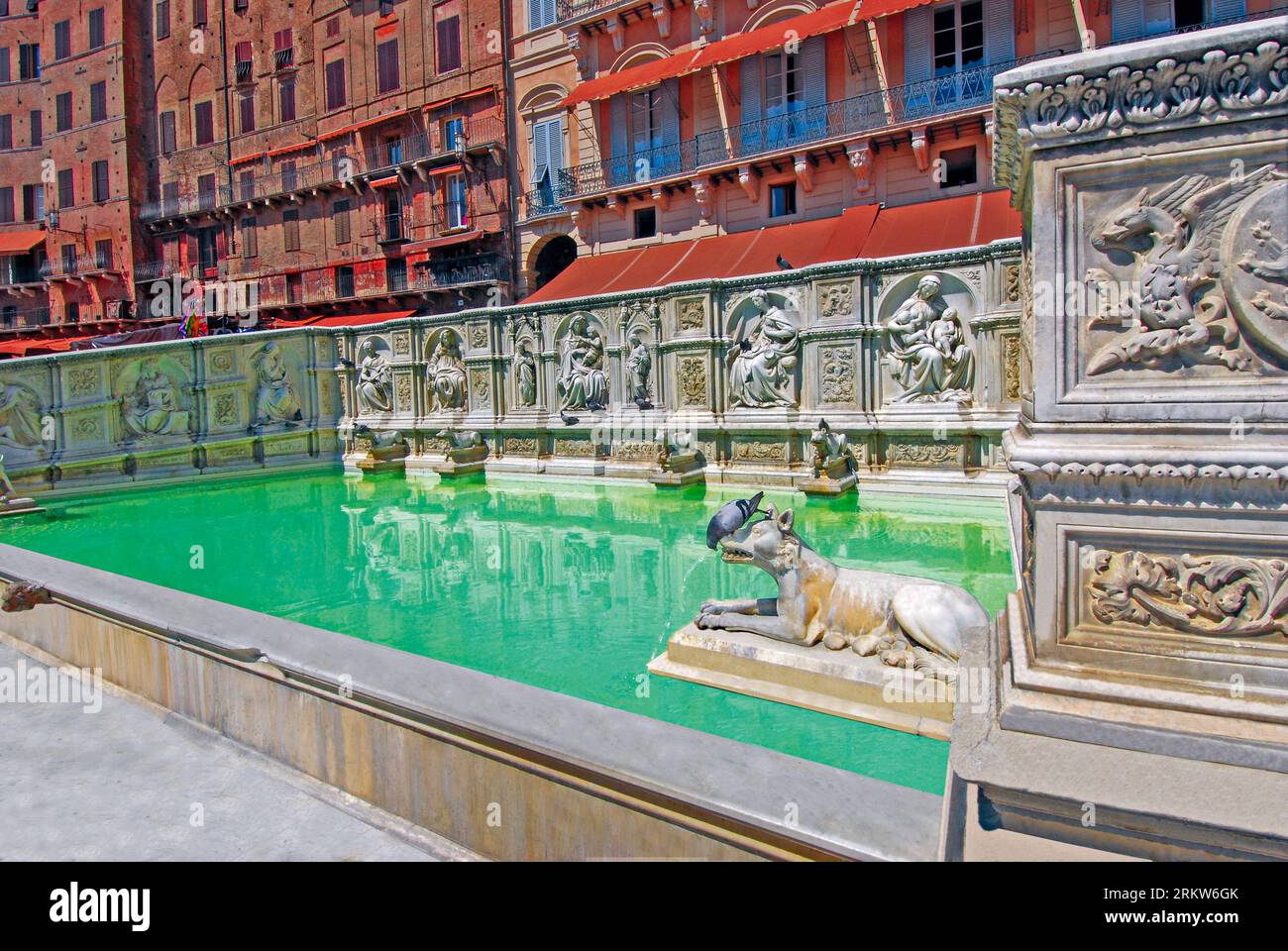 Die Fonte Gaia auf der Piazza del Campo, seine Figuren sind ein Dokument der Skulptur der frühen Renaissance. Siena, Toskana, Italien, Europa Stockfoto