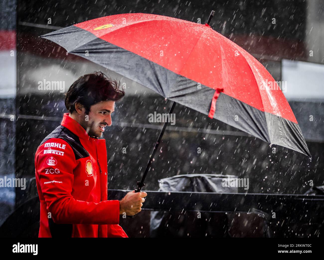 ZANDVOORT – Carlos Sainz (Ferrari) im Regen vor dem 3. Freien Training vor dem F1 Grand Prix der Niederlande auf dem Circuit Zandvoort am 26. August 2023 in Zandvoort, Niederlande. ANP REMKO DE WAAL: ANP/Alamy Live News Stockfoto