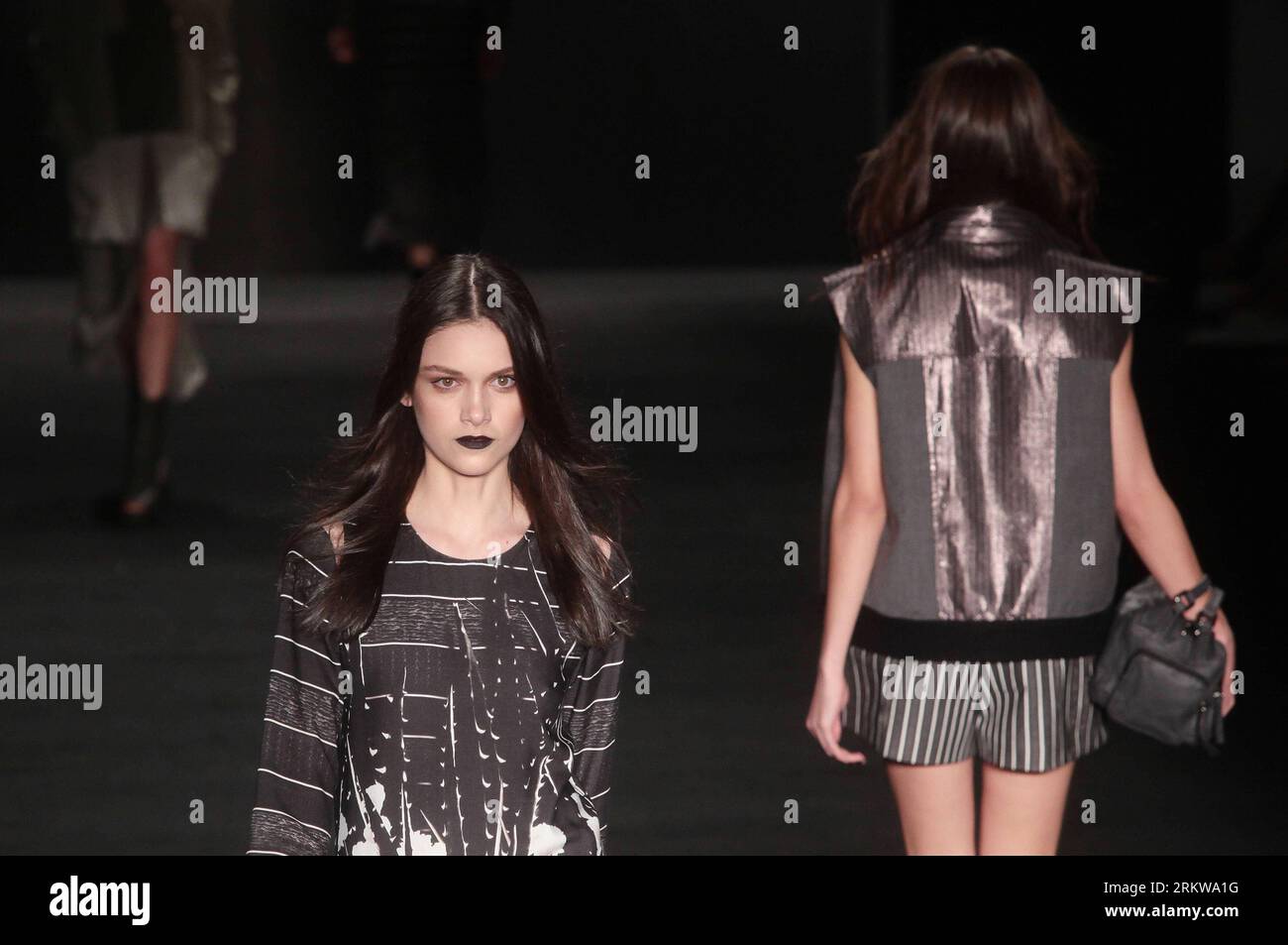 Bildnummer: 58647186 Datum: 29.10.2012 Copyright: imago/Xinhua SAO PAULO, 29. Oktober 2012 -- Models präsentieren Kreationen von Triton während der Sao Paulo Fashion Week in Sao Paulo, Brasilien, am 29. Oktober 2012. (Xinhua/Rahel Patrasso) (py) BRASILIEN-SAO PAULO-FASHION WEEK PUBLICATIONxNOTxINxCHN Kultur Entertainment Modenschau Mode Modenschau Premiere x0x xac 2012 quer 58647186 Datum 29 10 2012 Copyright Imago XINHUA Sao Paulo OCT 29 2012 Models präsentieren Kreationen von Triton während der Sao Paulo Fashion Week in Sao Paulo Brasilien AM 29 2012. Oktober XINHUA Rahel PY Brazil Sao Paulo Fashion Week PUBLICATIONxNOT Stockfoto