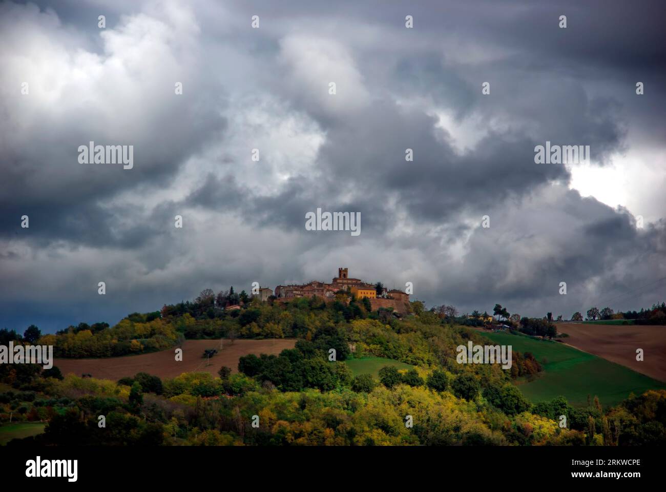 nuvole scure su Montefabbri Stockfoto