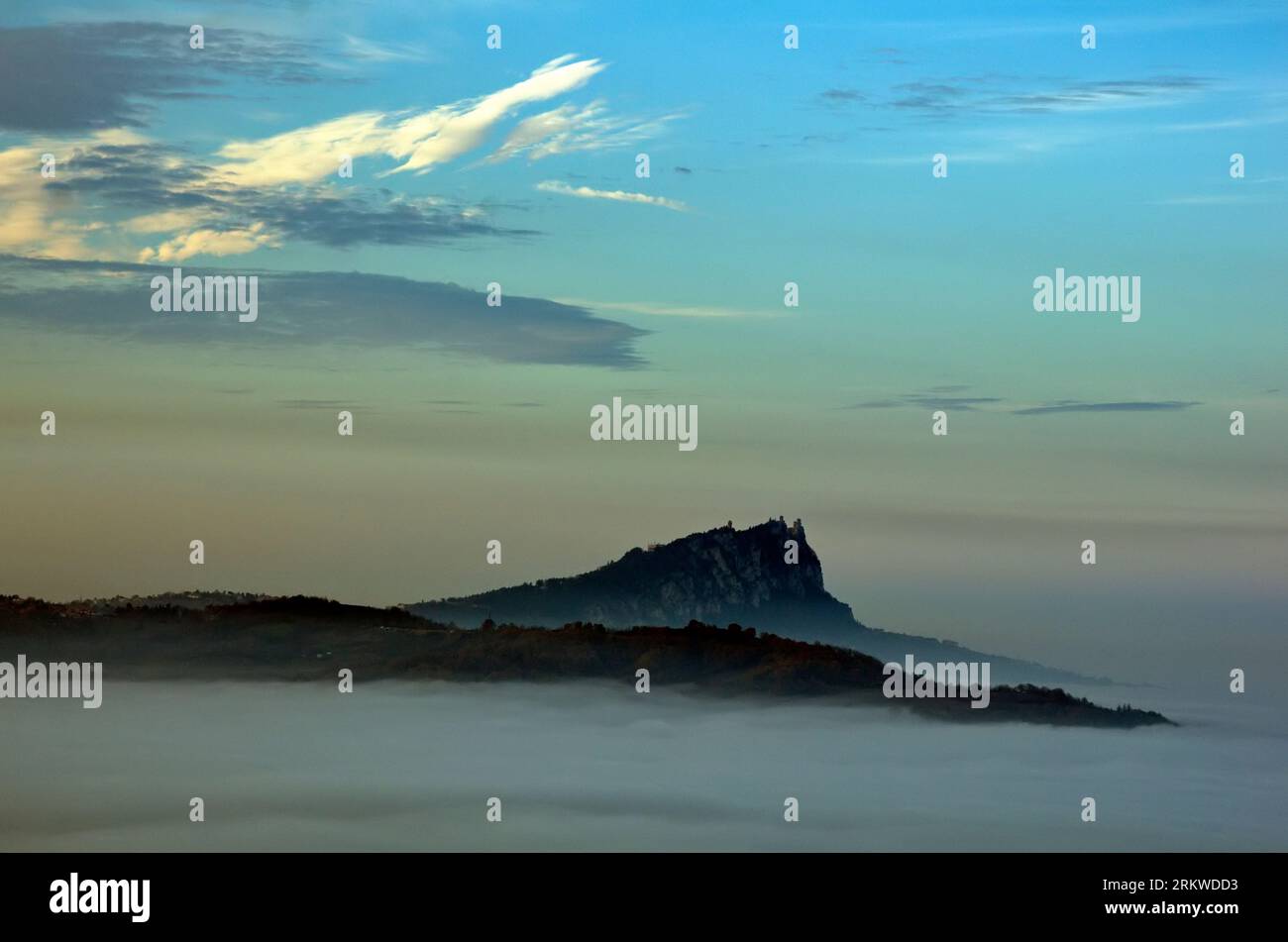 il profilo di San Marino sul Mare di nebbia Stockfoto