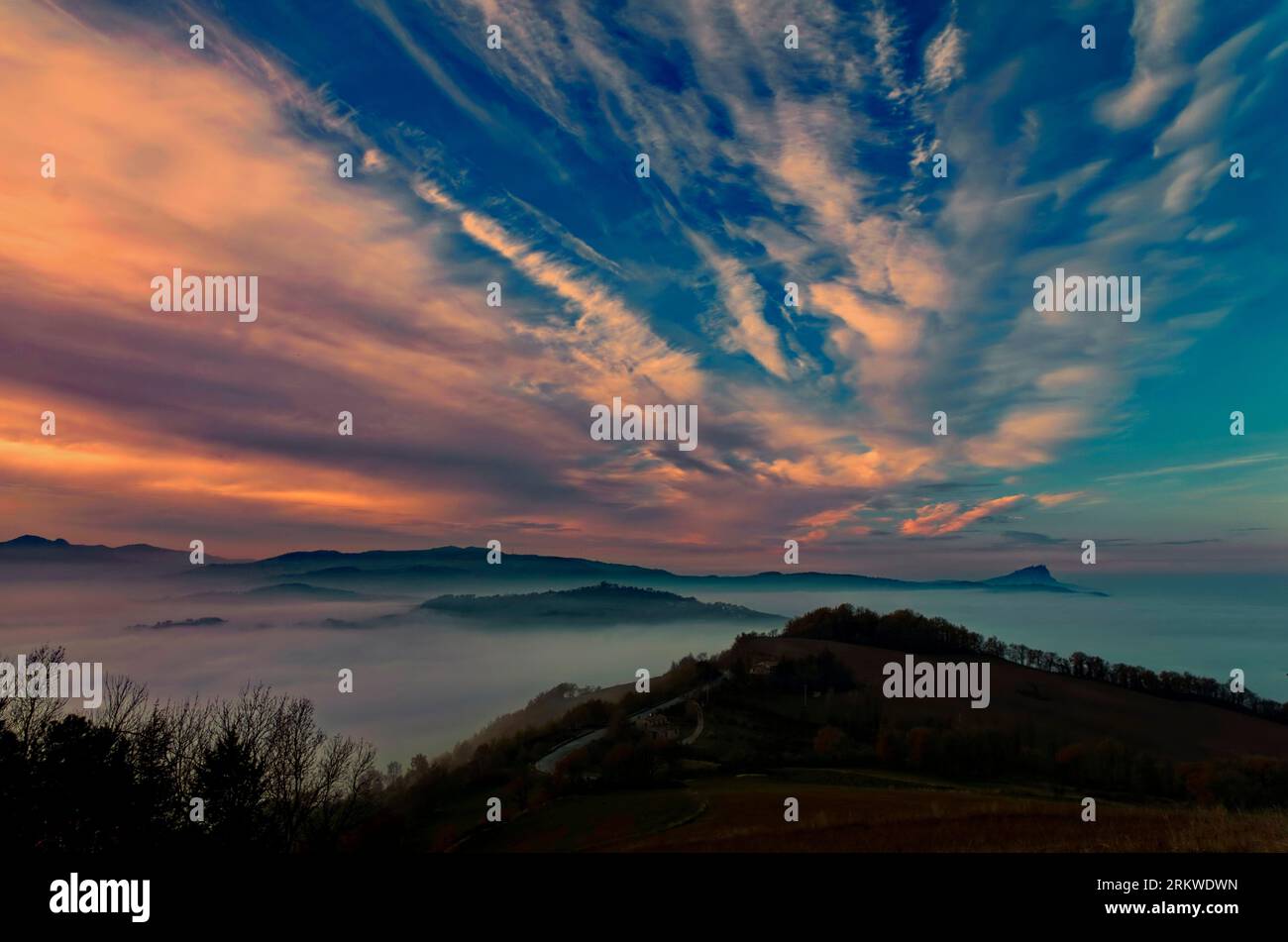 nuvole al tramonto con Panorama su San Marino Stockfoto