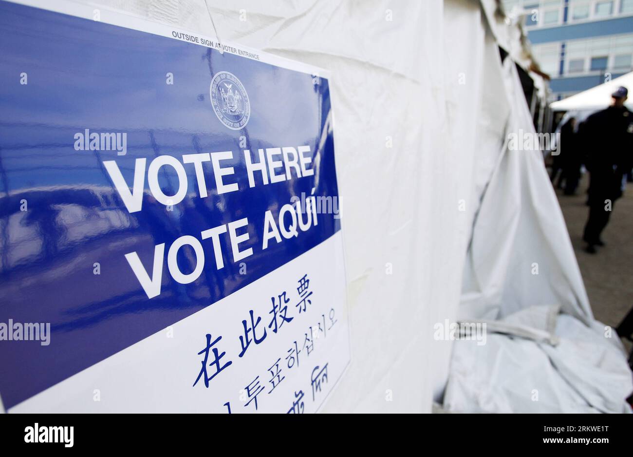 Bildnummer: 58672161 Datum: 06.11.2012 Copyright: imago/Xinhua (121106) -- NEW YORK, 6. November 2012 (Xinhua) -- Treffen Sie sich, um in einem provisorischen Zelt abzustimmen, das als Wahlstation in Rockway, New York, USA, genutzt wird. Die Rockaway Peninsula wurde letzte Woche von Hurrican Sandy getroffen. Die vierjährigen US-Präsidentschaftswahlen begannen am Dienstag. (Xinhua/Wu Jingdan) US-NEW YORK-PRÄSIDENTSCHAFTSWAHLEN-ABSTIMMUNG PUBLICATIONxNOTxINxCHN Stimmabgabe Politik Wahlen USA Präsidentschaftswahlen Wahllokal Wahlkabine Symbolfoto xdp x0x 2012 quer 58672161 Datum 06 11 2012 Copyright Imago XINHUA New Yo Stockfoto