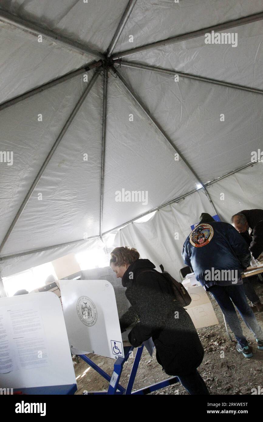 Bildnummer: 58672172 Datum: 06.11.2012 Copyright: imago/Xinhua (121106) -- NEW YORK, 6. November 2012 (Xinhua) -- Wähler füllen ihre Stimmzettel in einem provisorischen Zelt, das als Wahlstation in Rockway, New York, USA, genutzt wird. Die Rockaway Peninsula wurde letzte Woche von Hurrican Sandy getroffen. Die vierjährigen US-Präsidentschaftswahlen begannen am Dienstag. (Xinhua/Wu Jingdan) US-NEW YORK-PRÄSIDENTSCHAFTSWAHLEN-ABSTIMMUNG PUBLICATIONxNOTxINxCHN Stimmabgabe Politik Wahlen USA Präsidentschaftswahlen Wahllokal Wahlkabine Symbolfoto xdp x0x 2012 hoch 58672172 Datum 06 11 2012 Copyright Imago XIN Stockfoto