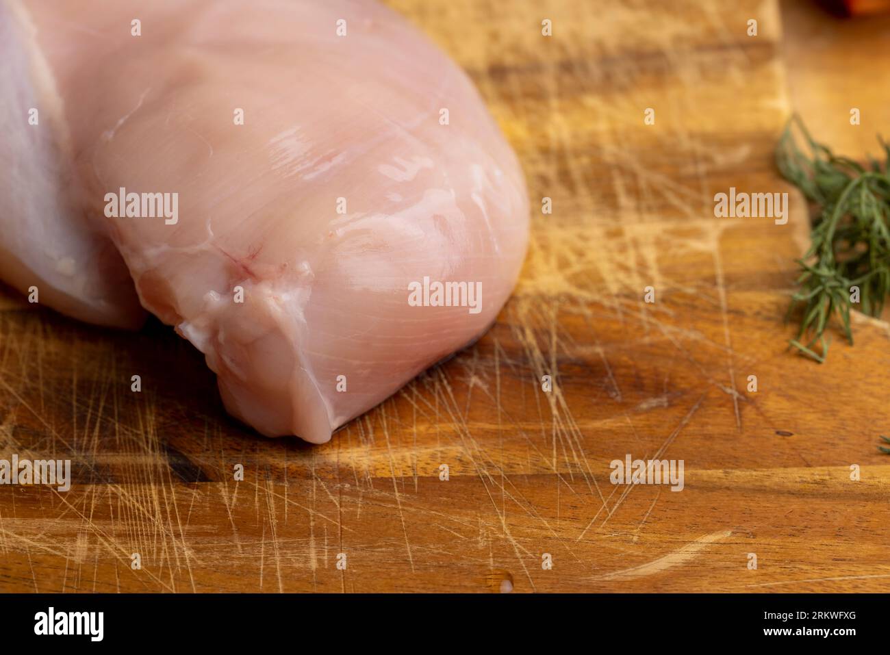 Frisch gewaschenes und gehäutetes Hähnchenfleisch, Hühnerfilets bereit zum Kochen Stockfoto