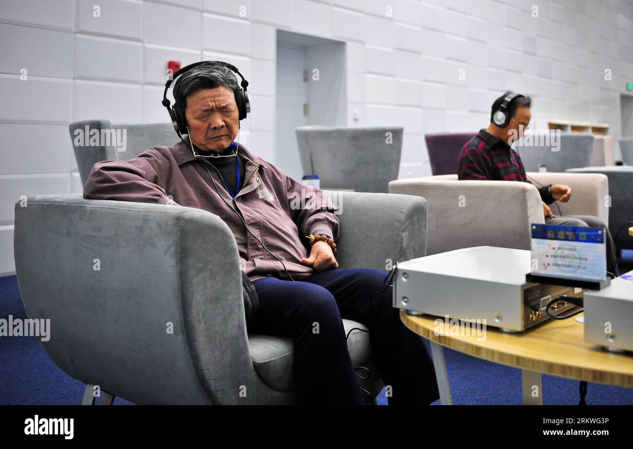 Bildnummer: 58685872 Datum: 10.11.2012 Copyright: imago/Xinhua (121110) -- TIANJIN, 10. November 2012 (Xinhua) -- A man Experiences a Music Lounge of the Tianjin Library in North China s Tianjin Municipality, 10. November 2012. In der Tianjin-Bibliothek steht eine Musik-Lounge zur Verfügung, in der Besucher aus einem Pool von CDs wählen können. Die Lounge ist Teil einer Musikbibliothek, die Anfang 2013 offiziell eröffnet werden soll. Die Musikbibliothek wird, wenn sie vollständig ausgefüllt ist, auch ein Schulungszentrum, eine Musikdatenbank für eine gründliche Wertschätzung, einen professionellen Aufnahmeraum und einen Lesebereich umfassen. (Xinhua/Zhang Chaoqun) Stockfoto