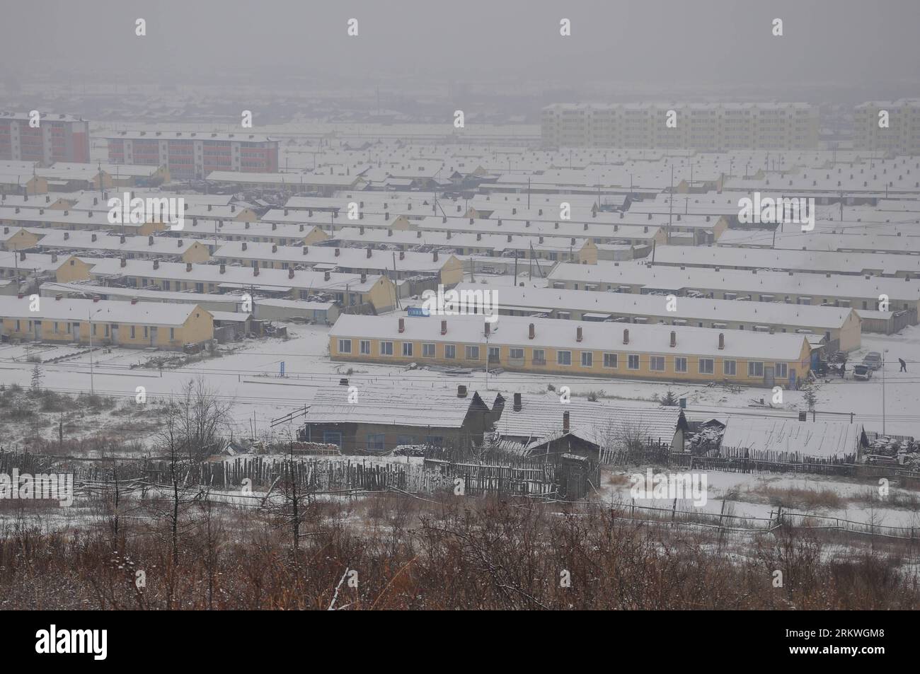 Bildnummer: 58688786 Datum: 11.11.2012 Copyright: imago/Xinhua (121111) -- HULUN BUIR, Nov. 11, 2012 (Xinhua) -- Photo taken on Nov. 11, 2012 shows the snow-covered buildings in Hulun Buir, north China s Inner Mongolia Autonomous Region. An extensive snowfall hit the eastern Inner Mongolia and western part of China s Northeast region on Sunday. (Xinhua/Yu Changjun) CHINA-INNER MONGOLIA--SNOW (CN) PUBLICATIONxNOTxINxCHN Gesellschaft Winter Wintereinbruch xas x0x 2012 quer 58688786 Date 11 11 2012 Copyright Imago XINHUA Hulun Buir Nov 11 2012 XINHUA Photo Taken ON Nov 11 2012 Shows The S Stockfoto