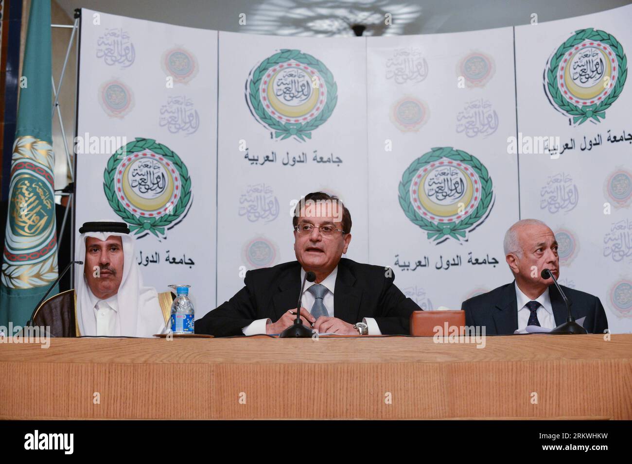 Bildnummer: 58694339 Datum: 12.11.2012 Copyright: imago/Xinhua (121112) -- CAIRO, 12. November 2012 (Xinhua) -- der katarische Premierminister Scheich Hamad bin Jassim al-Thani (L), der libanesische Außenminister Adnan Mansour (C) und der Generalsekretär der Arabischen Liga (AL) Nabil al-Arabi (R) halten am 12. November 2012 nach einem Treffen arabischer Außenminister im Al-Hauptsitz in Kairo eine Pressekonferenz ab. Die Arabische Liga (AL) erkannte am Montag die neu gebildete syrische nationale Koalition für Opposition und Revolutionäre Kräfte als Vertreter der Bestrebungen des syrischen Volkes an, sagte der katarische Premierminister Stockfoto