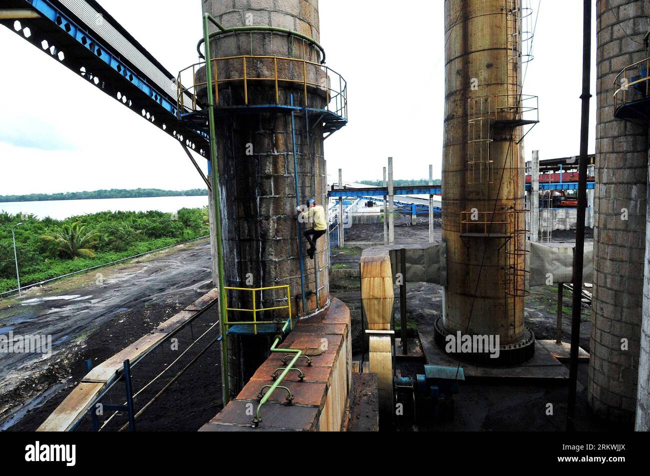 Bildnummer: 58697302 Datum: 13.11.2012 Copyright: imago/Xinhua (121113) -- PANGKALAN BUN, 13. November 2012 (Xinhua) -- Ein Arbeiter klettert eine Leiter hinunter, nachdem er eine Maschine in einem Dampfkraftwerk (PLTU) in Pangkalan Bun in Zentral-Kalimantan, Indonesien, 13. November 2012 überprüft hat. Indonesien steht jetzt vor einer ernsten Stromknappheit. Daten zeigen, dass fast 30 Prozent der Indonesier immer noch in Stromausfällen leben, sagten lokale Medien. (Xinhua/Agung Kuncahya B.)(rh) INDONESIA-PANGKALAN BUN-DAMPFKRAFTWERK PUBLICATIONxNOTxINxCHN Wirtschaft Kraftwerk Kohlekraftwerk Energie Energieversorger Arbeitswelten x0x xmb 2012 Stockfoto