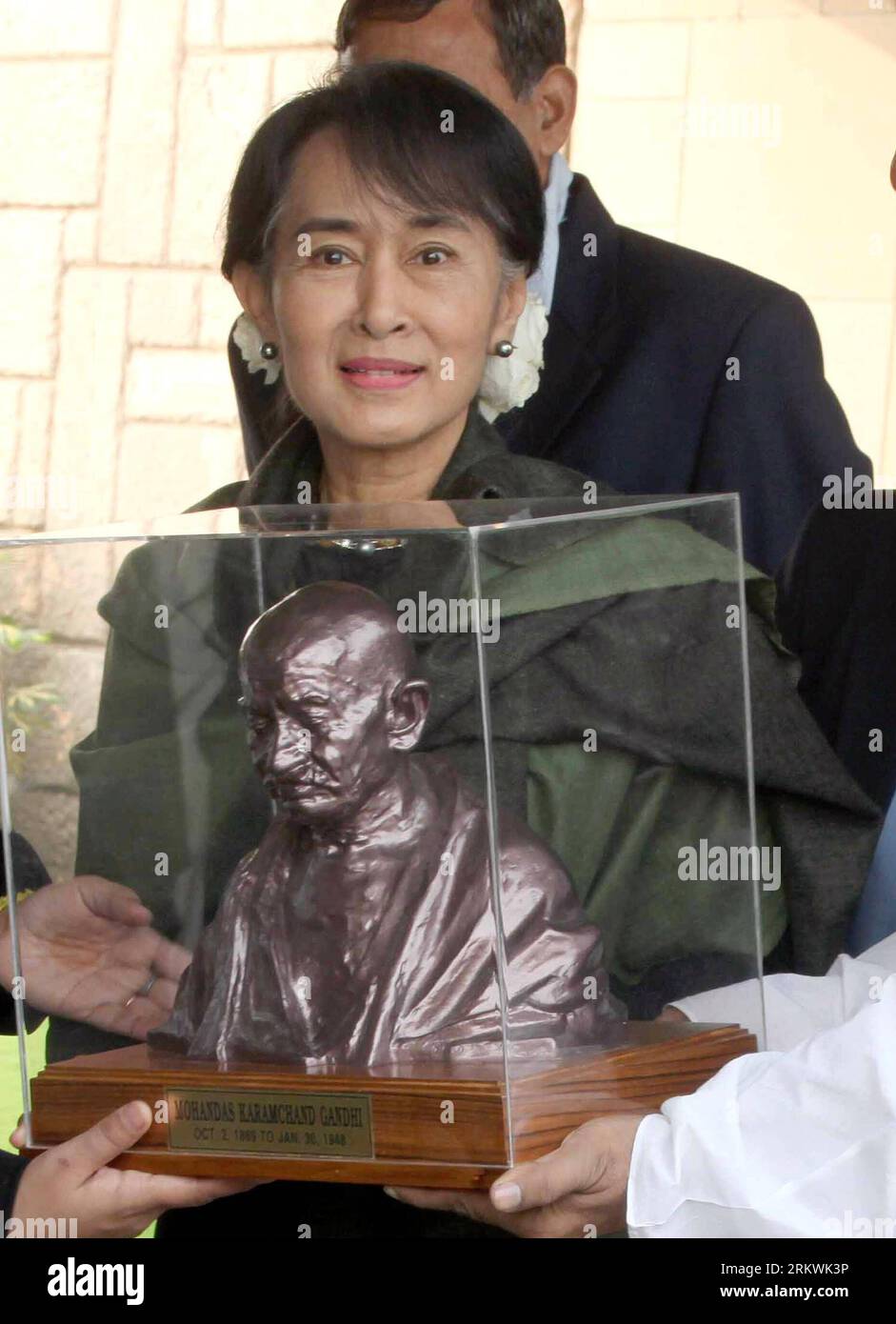 (121114) -- NEU DELHI, 14. November 2012 (Xinhua) -- der Oppositionsführer Myanmars, Aung San Suu Kyi, erhält ein Geschenk einer Statue von Mahatma Gandhi, nachdem er am 14. November 2012 in Rajghat in Neu-Delhi, Indien, geehrt hat. Suu Kyi Tuesday reiste nach Indien, um dort ihren ersten Besuch seit 40 Jahren zu machen. (Xinhua/Partha Sarkar) INDIEN-NEU-DELHI-AUNG SAN SUU KYI-MAHATMA GANDHI PUBLICATIONxNOTxINxCHN 121114 Neu-Delhi 14. November 2012 Oppositionsführer Aung San Suu Kyi VON XINHUA Myanmar erhält ein Gift einer Statue von Mahatma Gandhi, nachdem er BEIM Mahatma Gandhi Memorial in Rajghat in New Delh geehrt hat Stockfoto