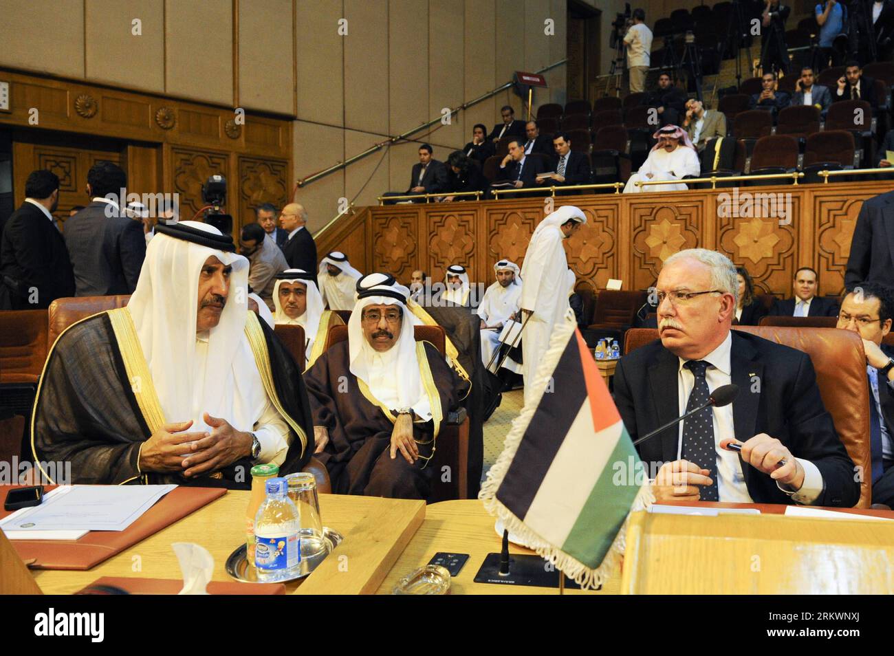 Bildnummer: 58714215 Datum: 17.11.2012 Copyright: imago/Xinhua (121117) -- KAIRO, 17. November 2012 (Xinhua) -- Palästinensische nationale Behörde (PNA) Außenminister Riad al Malki (R Front) spricht mit dem katarischen Premierminister Scheich Hamad bin Jassim al-Thani während des Dringlichkeitstreffens der arabischen Außenminister in Kairo am 17. November 2012. Die Dringlichkeitssitzung der arabischen Außenminister fand am späten Samstag in der in Kairo ansässigen Arabischen Liga (AL) statt, um sich mit der israelischen Aggression gegen Gaza zu befassen. PUBLICATIONxNOTxINxCHN Politik People arabische Liga Sicherheit Gaza Gazastreifen Nahost Nahostkonflikt Konflikt Israel PAL Stockfoto