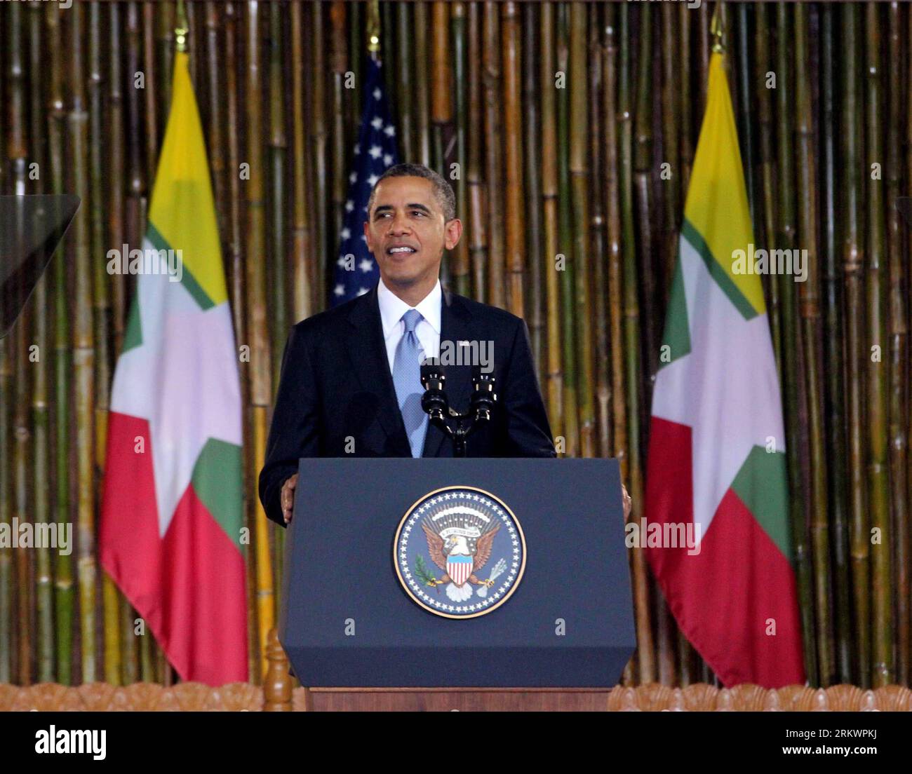 Bildnummer: 58719164 Datum: 19.11.2012 Copyright: imago/Xinhua (121119) -- YANGON, 19. November 2012 (Xinhua) -- US-Präsident Barak Obama spricht im Konvokationssaal der Yangon-Universität Myanmars in Yangon, Myanmar, 19. November 2012. Der neu gewählte US-Präsident Barack Obama kam am Montagmorgen hierher, um seinen Arbeitsbesuch in Myanmar zu beginnen. Er war der erste amtierende US-Präsident, der die südostasiatische Nation in der Geschichte der Beziehungen zwischen Myanmar und den USA besuchte. (Xinhua/U Aung) (lyx) MYANMAR-YANGON-OBAMA-VISIT PUBLICATIONxNOTxINxCHN People Politik USA Premiere x0x xmb 2012 quer 58719 Stockfoto