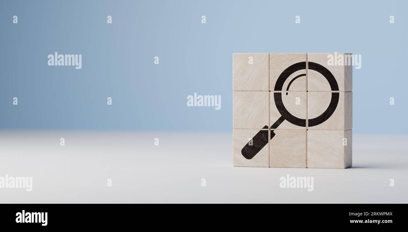 Problemanalyse und Ursachenanalyse. Markt- und Kundenziele und -Fokussierung. Würfel mit Lupe auf blauem Hintergrund mit Kopierraum. SEO Stockfoto