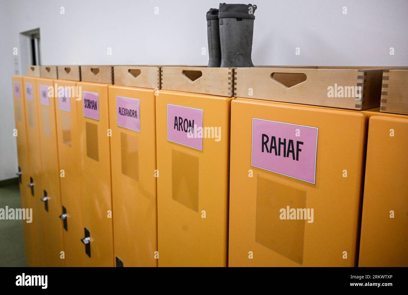 Potsdam, Deutschland. 25. August 2023. Die Namen der Kinder sind auf den Schließfächern des Kita Kinderlandes geschrieben. Quelle: Jens Kalaene/dpa/Alamy Live News Stockfoto