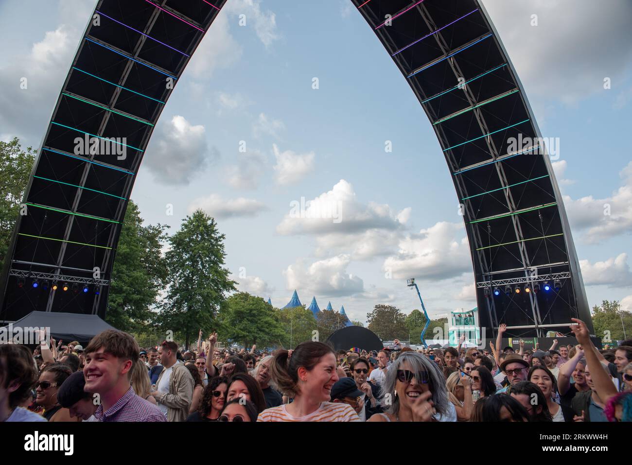 London, Vereinigtes Königreich. 25. August 2023. Gary Powell und Carl Barat von den Libertines, La Roux und Jamie Reynolds (Klaxons) unterhalten das Publikum auf dem All Points Festival in East London. Cristina Massei/Alamy Live News Stockfoto