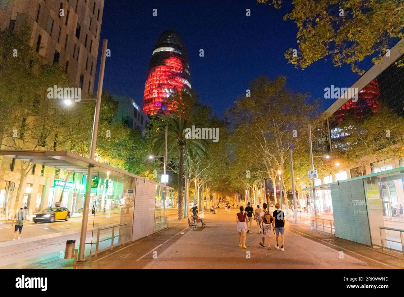 Barcelona, Barcelona, Spanien. 25. August 2023. Der beliebte Torre Agbar oder Torre de las Glorias in Barcelona wird in den Farben von ''La Vuelta'' in der Nacht vor der ersten Etappe der Vuelta EspaÃ±A 2023 beleuchtet. Die ersten beiden Etappen dieses Jahres verlaufen durch Barcelona, die wichtigste Stadt Kataloniens. (Bild: © Marc Asensio Clupes/ZUMA Press Wire) NUR REDAKTIONELLE VERWENDUNG! Nicht für kommerzielle ZWECKE! Quelle: ZUMA Press, Inc./Alamy Live News Stockfoto