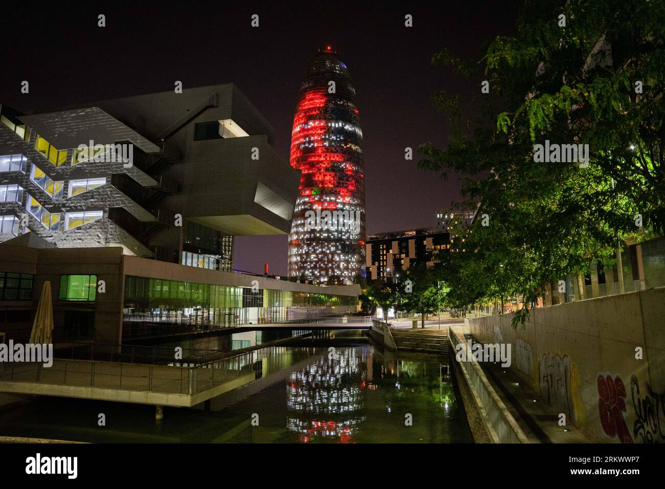 Barcelona, Barcelona, Spanien. 25. August 2023. Der beliebte Torre Agbar oder Torre de las Glorias in Barcelona wird in den Farben von ''La Vuelta'' in der Nacht vor der ersten Etappe der Vuelta EspaÃ±A 2023 beleuchtet. Die ersten beiden Etappen dieses Jahres verlaufen durch Barcelona, die wichtigste Stadt Kataloniens. (Bild: © Marc Asensio Clupes/ZUMA Press Wire) NUR REDAKTIONELLE VERWENDUNG! Nicht für kommerzielle ZWECKE! Quelle: ZUMA Press, Inc./Alamy Live News Stockfoto