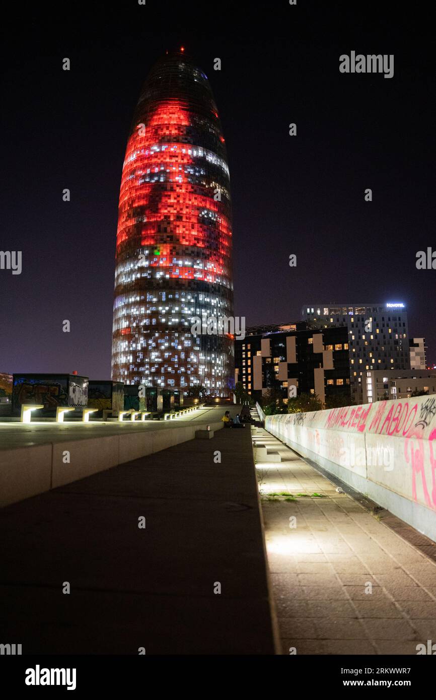 Barcelona, Barcelona, Spanien. 25. August 2023. Der beliebte Torre Agbar oder Torre de las Glorias in Barcelona wird in den Farben von ''La Vuelta'' in der Nacht vor der ersten Etappe der Vuelta EspaÃ±A 2023 beleuchtet. Die ersten beiden Etappen dieses Jahres verlaufen durch Barcelona, die wichtigste Stadt Kataloniens. (Bild: © Marc Asensio Clupes/ZUMA Press Wire) NUR REDAKTIONELLE VERWENDUNG! Nicht für kommerzielle ZWECKE! Quelle: ZUMA Press, Inc./Alamy Live News Stockfoto